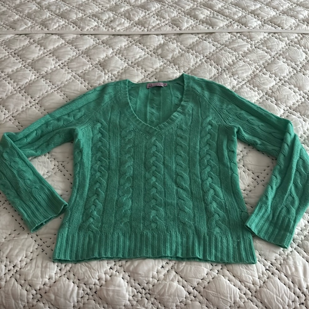 I am selling a beautiful jade color cashmere sweater xs by Calypso